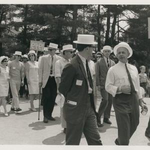 1968年，1948届和1949届毕业生在广场上游行(康涅狄格州哈特福德全球十大网赌正规平台)